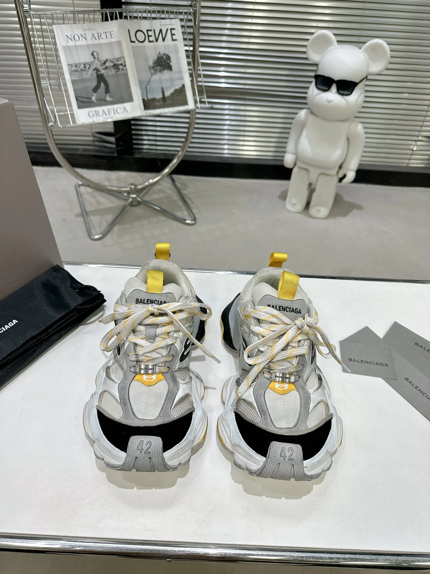 👟👟Ex-factory price 900👟👟 Balenciaga SUMMER 24 Cargo Sneaker Global Limited Edition (JDL) top version super hot! The ultimate secret of 6XL. With the release of Balenciaga's summer 24 series, the 6XL sneakers worn by Liu Haoran on the show once again became a fashion talking point. As soon as the show ended, many bloggers posted reviews of these shoes and comparisons with the 3XL. Looking closely at the whole shoe, there is a larger variant of the "B" logo and a smaller bright yellow as embellishment. The upper material is still normal leather + mesh. All pairs of original materials. Number of yards: 35-45 yards.